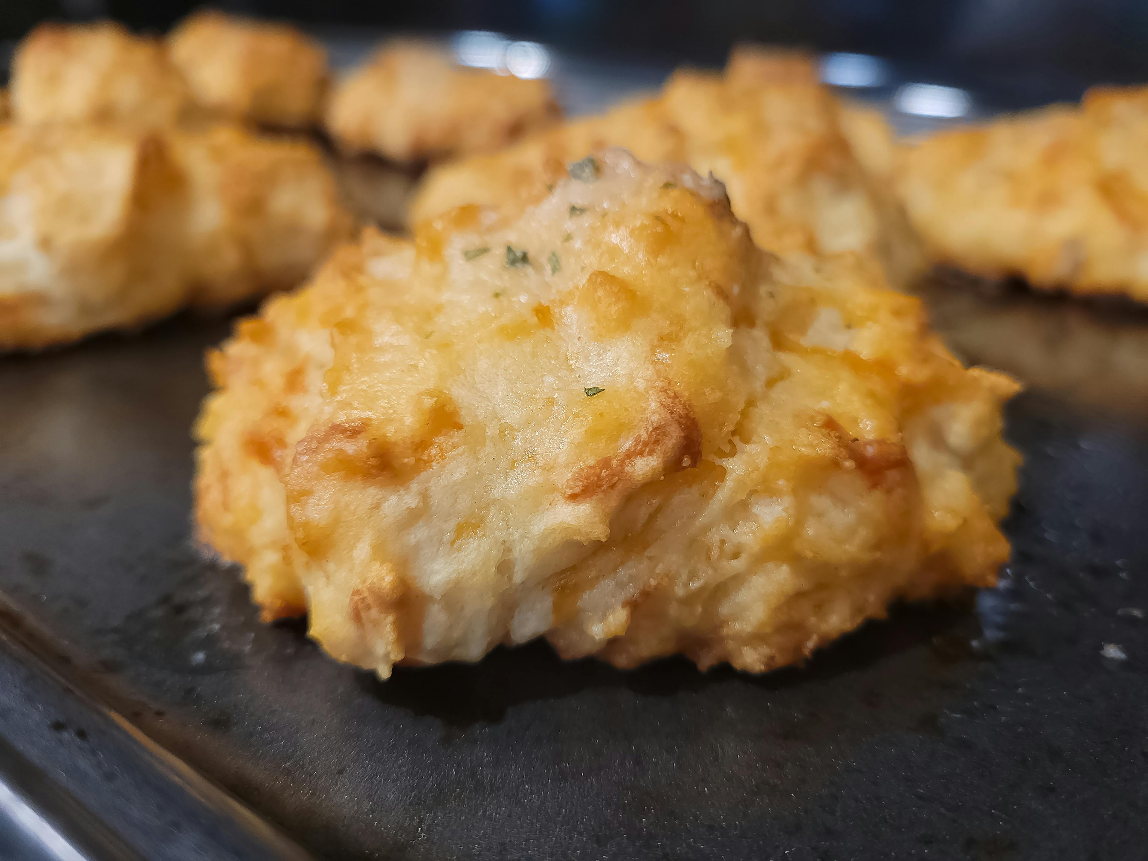 Red Lobster-Style Cheddar Biscuits